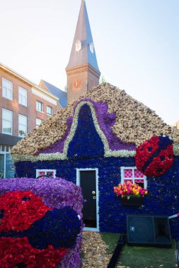 Bloemencorso Bollenstreek Çiçek Parade Keukenhof, Haarlem, Hollanda 'da çiçeklerle süslenmiş platformlar, 24 Nisan 2022.