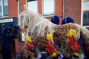 Bloemencorso Bollenstreek Çiçek Parade Keukenhof, Haarlem, Hollanda 'da çiçeklerle süslenmiş platformlar, 24 Nisan 2022.