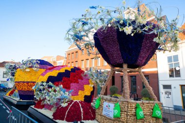 Bloemencorso Bollenstreek Çiçek Parade Keukenhof, Haarlem, Hollanda 'da çiçeklerle süslenmiş platformlar, 24 Nisan 2022.