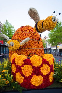 Bloemencorso Bollenstreek Çiçek Parade Keukenhof, Haarlem, Hollanda 'da çiçeklerle süslenmiş platformlar, 24 Nisan 2022.