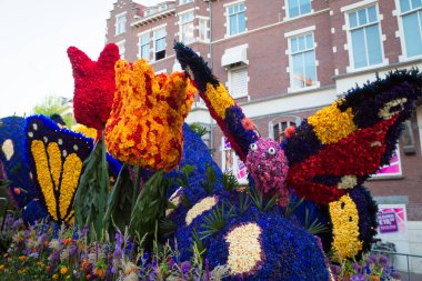Bloemencorso Bollenstreek Çiçek Parade Keukenhof, Haarlem, Hollanda 'da çiçeklerle süslenmiş platformlar, 24 Nisan 2022.