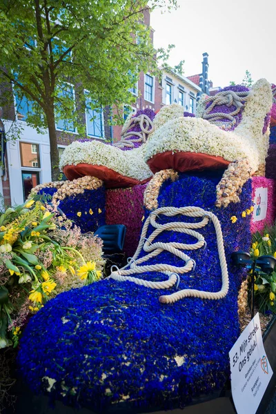 Bloemencorso Bollenstreek Çiçek Parade Keukenhof, Haarlem, Hollanda 'da çiçeklerle süslenmiş platformlar, 24 Nisan 2022.