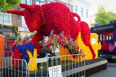 Bloemencorso Bollenstreek Çiçek Parade Keukenhof, Haarlem, Hollanda 'da çiçeklerle süslenmiş platformlar, 24 Nisan 2022.