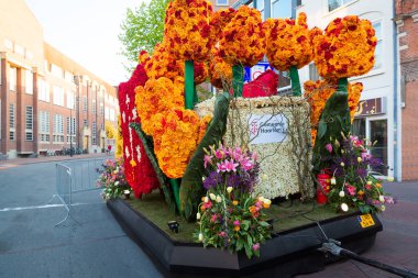 Bloemencorso Bollenstreek Çiçek Parade Keukenhof, Haarlem, Hollanda 'da çiçeklerle süslenmiş platformlar, 24 Nisan 2022.