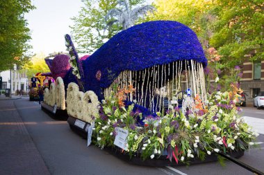 Bloemencorso Bollenstreek Çiçek Parade Keukenhof, Haarlem, Hollanda 'da çiçeklerle süslenmiş platformlar, 24 Nisan 2022.