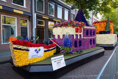 Bloemencorso Bollenstreek Çiçek Parade Keukenhof, Haarlem, Hollanda 'da çiçeklerle süslenmiş platformlar, 24 Nisan 2022.