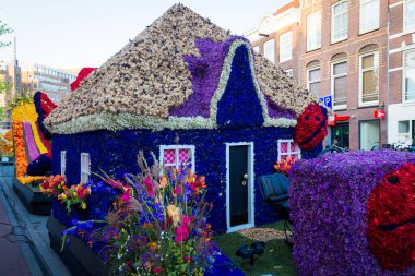 Bloemencorso Bollenstreek Çiçek Parade Keukenhof, Haarlem, Hollanda 'da çiçeklerle süslenmiş platformlar, 24 Nisan 2022.