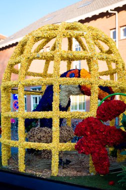 Bloemencorso Bollenstreek Çiçek Parade Keukenhof, Haarlem, Hollanda 'da çiçeklerle süslenmiş platformlar, 24 Nisan 2022.