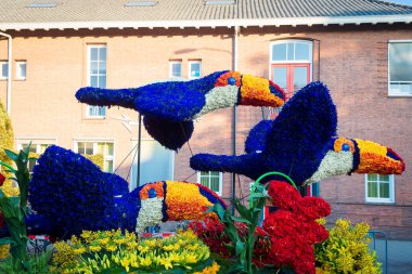 Bloemencorso Bollenstreek Çiçek Parade Keukenhof, Haarlem, Hollanda 'da çiçeklerle süslenmiş platformlar, 24 Nisan 2022.