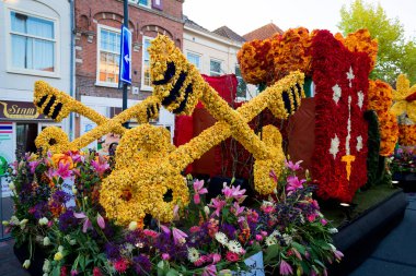 Bloemencorso Bollenstreek Çiçek Parade Keukenhof, Haarlem, Hollanda 'da çiçeklerle süslenmiş platformlar, 24 Nisan 2022.