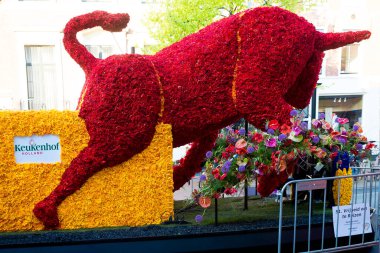 Bloemencorso Bollenstreek Çiçek Parade Keukenhof, Haarlem, Hollanda 'da çiçeklerle süslenmiş platformlar, 24 Nisan 2022.