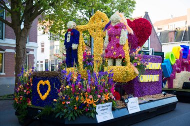 Bloemencorso Bollenstreek Çiçek Parade Keukenhof, Haarlem, Hollanda 'da çiçeklerle süslenmiş platformlar, 24 Nisan 2022.