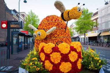 Bloemencorso Bollenstreek Çiçek Parade Keukenhof, Haarlem, Hollanda 'da çiçeklerle süslenmiş platformlar, 24 Nisan 2022.