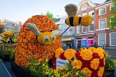 Bloemencorso Bollenstreek Çiçek Parade Keukenhof, Haarlem, Hollanda 'da çiçeklerle süslenmiş platformlar, 24 Nisan 2022.