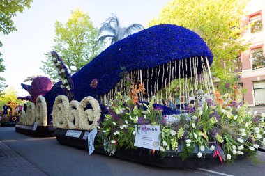 Bloemencorso Bollenstreek Çiçek Parade Keukenhof, Haarlem, Hollanda 'da çiçeklerle süslenmiş platformlar, 24 Nisan 2022.