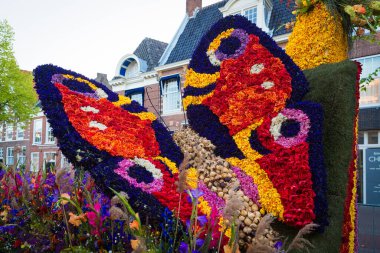 Bloemencorso Bollenstreek Çiçek Parade Keukenhof, Haarlem, Hollanda 'da çiçeklerle süslenmiş platformlar, 24 Nisan 2022.
