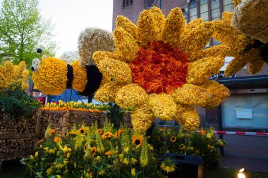 Bloemencorso Bollenstreek Çiçek Parade Keukenhof, Haarlem, Hollanda 'da çiçeklerle süslenmiş platformlar, 24 Nisan 2022.