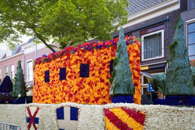 Bloemencorso Bollenstreek Çiçek Parade Keukenhof, Haarlem, Hollanda 'da çiçeklerle süslenmiş platformlar, 24 Nisan 2022.