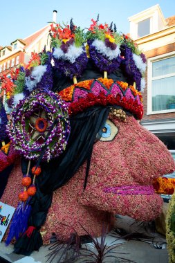 Bloemencorso Bollenstreek Çiçek Parade Keukenhof, Haarlem, Hollanda 'da çiçeklerle süslenmiş platformlar, 24 Nisan 2022.