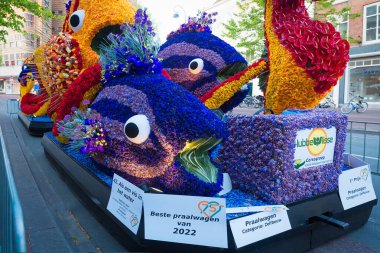 Bloemencorso Bollenstreek Çiçek Parade Keukenhof, Haarlem, Hollanda 'da çiçeklerle süslenmiş platformlar, 24 Nisan 2022.