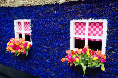 Bloemencorso Bollenstreek Çiçek Parade Keukenhof, Haarlem, Hollanda 'da çiçeklerle süslenmiş platformlar, 24 Nisan 2022.