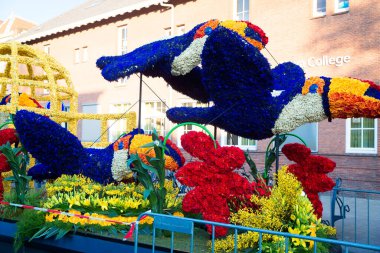 Bloemencorso Bollenstreek Çiçek Parade Keukenhof, Haarlem, Hollanda 'da çiçeklerle süslenmiş platformlar, 24 Nisan 2022.