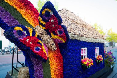 Bloemencorso Bollenstreek Çiçek Parade Keukenhof, Haarlem, Hollanda 'da çiçeklerle süslenmiş platformlar, 24 Nisan 2022.