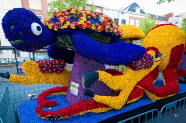Bloemencorso Bollenstreek Çiçek Parade Keukenhof, Haarlem, Hollanda 'da çiçeklerle süslenmiş platformlar, 24 Nisan 2022.