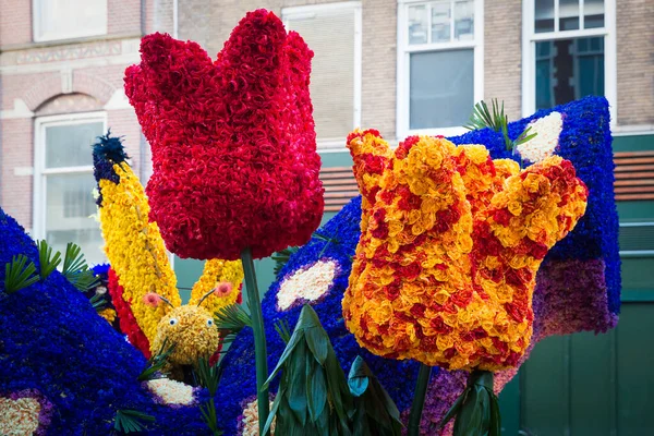 Bloemencorso Bollenstreek Çiçek Parade Keukenhof, Haarlem, Hollanda 'da çiçeklerle süslenmiş platformlar, 24 Nisan 2022.