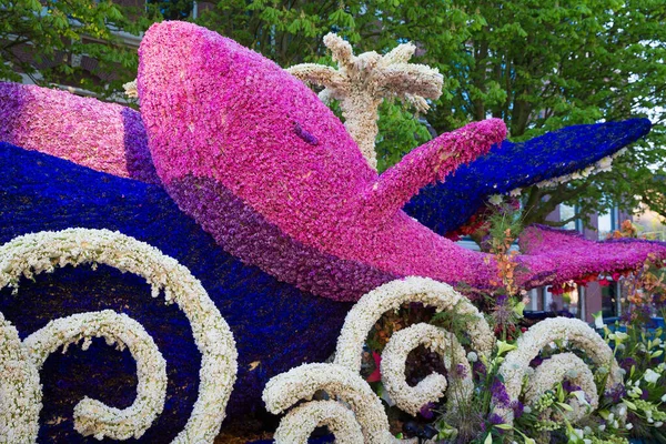 Bloemencorso Bollenstreek Çiçek Parade Keukenhof, Haarlem, Hollanda 'da çiçeklerle süslenmiş platformlar, 24 Nisan 2022.