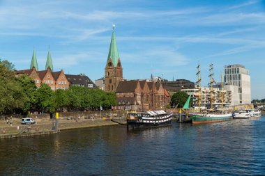 Bremen şehrinin eski mimarisi, tarihi ahşap yelkenli gemileri ve Weser nehri boyunca yüzen mavnası. Bremen, Almanya, 15 Temmuz 2021.