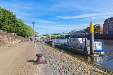 Bremen şehrinin eski mimarisi, tarihi ahşap yelkenli gemileri ve Weser nehri boyunca yüzen mavnası. Bremen, Almanya, 15 Temmuz 2021.