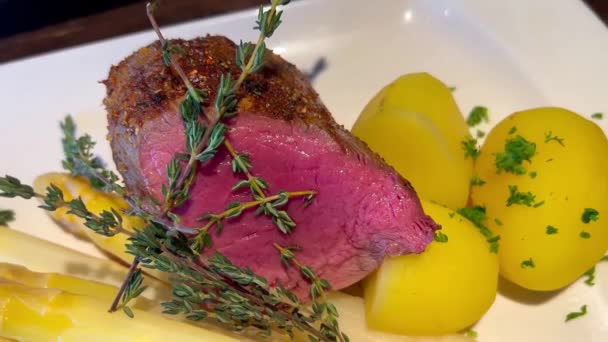 Tepelně Propečený Středně Propečený Steak Talíři Bílými Klíčky Chřestu Novými — Stock video