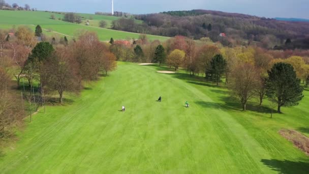 Flygdrönare Solnedgång Grön Golfbana Våren Vackra Golf Lekplats Fält Med — Stockvideo