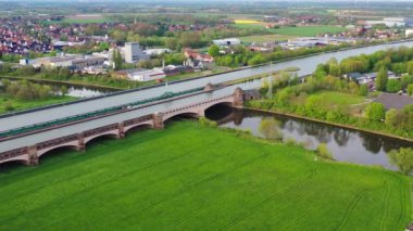 Weser Nehri üzerindeki Minden Su Köprüsü, Mittellandkanal, Minden, Almanya. Yüksek kalite 4k görüntü
