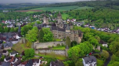 Hava aracı görüntüsü, kasvetli yağmurlu bir günde tepedeki orta çağ neo-gotik Braunfels şatosu. Hessen, Almanya. Yüksek kalite 4k görüntü