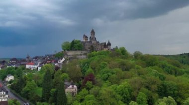 Hava aracı görüntüsü, kasvetli yağmurlu bir günde tepedeki orta çağ neo-gotik Braunfels şatosu. Hessen, Almanya. Yüksek kalite 4k görüntü