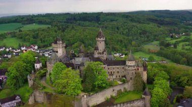 Hava aracı görüntüsü, kasvetli yağmurlu bir günde tepedeki orta çağ neo-gotik Braunfels şatosu. Hessen, Almanya. Yüksek kalite 4k görüntü