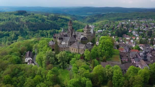 在阴郁的雨天 无人驾驶飞机在山顶上俯瞰中世纪的新哥特式Braunfels城堡 德国黑森 高质量的4K镜头 — 图库视频影像