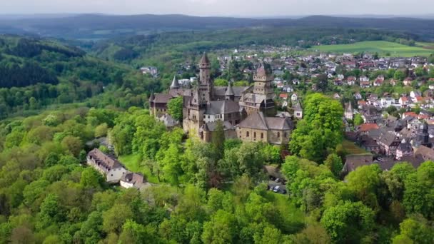Εναέρια Άποψη Drone Μεσαιωνικό Νεο Γοτθικό Κάστρο Braunfels Στην Κορυφή — Αρχείο Βίντεο