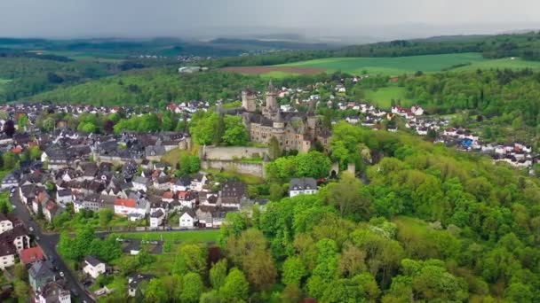 Εναέρια Άποψη Drone Μεσαιωνικό Νεο Γοτθικό Κάστρο Braunfels Στην Κορυφή — Αρχείο Βίντεο