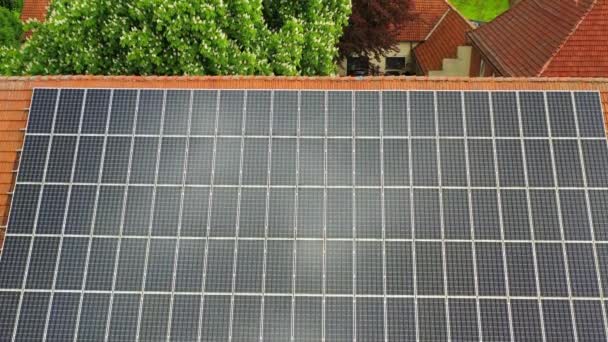ドローンビュー ドイツの民間田舎の家の屋上ソーラーパネル グリーン再生可能エネルギー 電気エコロジーの革新 高品質の4K映像 — ストック動画
