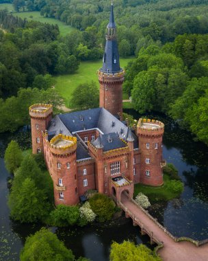 Hava aracı görüntüsü Ortaçağ su kalesi Moyland kalesi Kuzey Ren-Vestfalya, Almanya