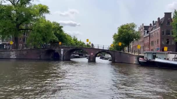 Традиционные Старые Узкие Дома Лодки Каналы Амстердам Нидерланды Европа Июля — стоковое видео