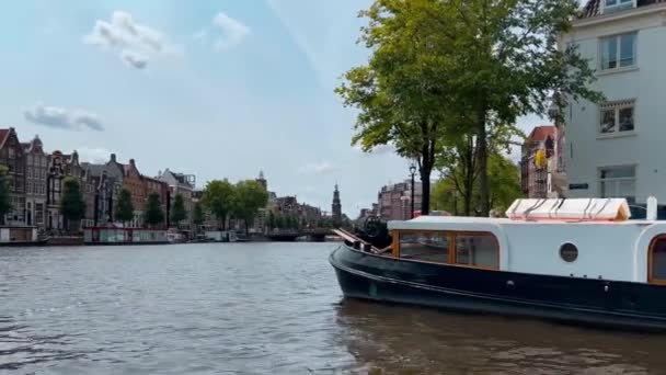 Traditionele Oude Smalle Huizen Boten Grachten Amsterdam Nederland Europa Juli — Stockvideo