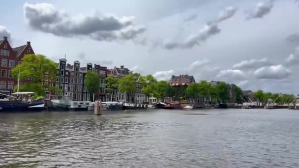 Casas Estrechas Tradicionales Barcos Canales Amsterdam Países Bajos Europa Julio — Vídeos de Stock
