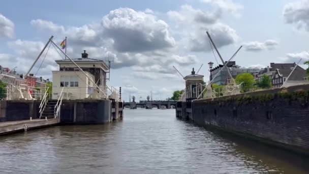 Традиционные Старые Узкие Дома Лодки Каналы Амстердам Нидерланды Европа Июля — стоковое видео