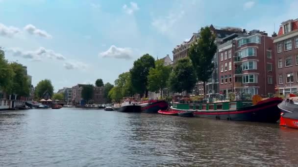 Traditionele Oude Smalle Huizen Boten Grachten Amsterdam Nederland Europa Juli — Stockvideo
