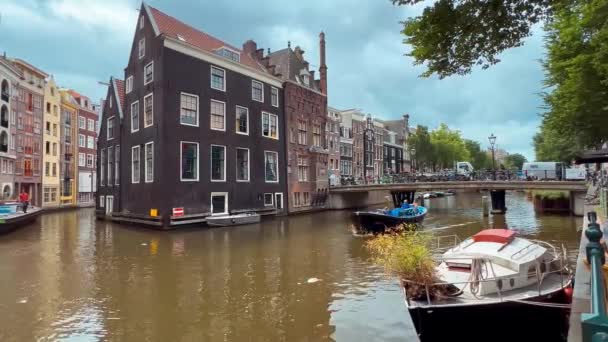Tradycyjne Stare Wąskie Domy Łodzie Kanały Amsterdam Holandia Europa Lipca — Wideo stockowe