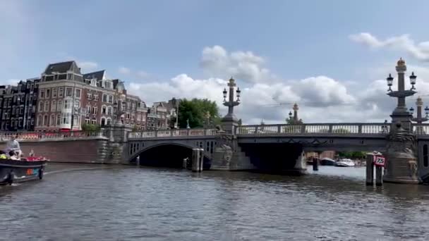 Tradiční Staré Úzké Domy Lodí Kanálů Amsterdam Nizozemsko Evropa Července2023 — Stock video